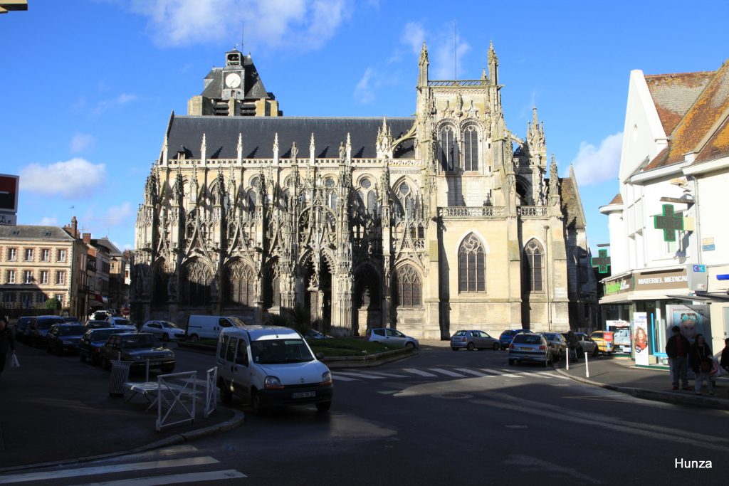 Façade gothique de l'église Notre-Dame de Louviers, vue depuis le parvis et sous un beau soleil