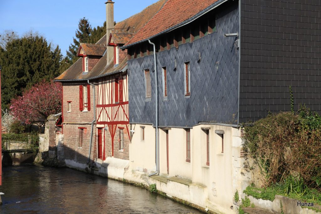Un bras de l’Eure vu depuis la rue des Pénitents à Louviers