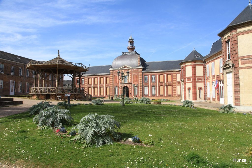 Façades du musée et de l'Hôtel de Ville de Louviers, installé dans un ancien couvent du XVIIe siècle