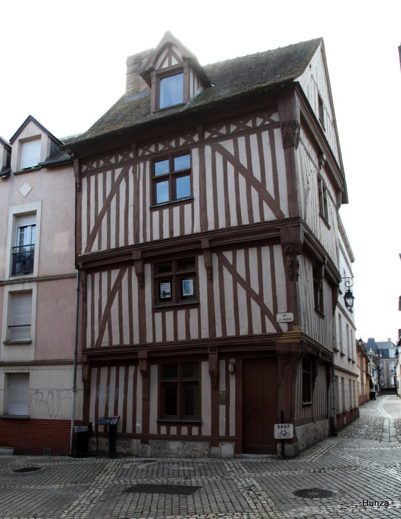 Façade historique de la Maison du Parlement à Louviers, monument emblématique de l’Eure
