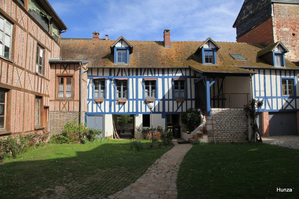Maison à pans de bois traditionnelle dans le centre historique de Louviers