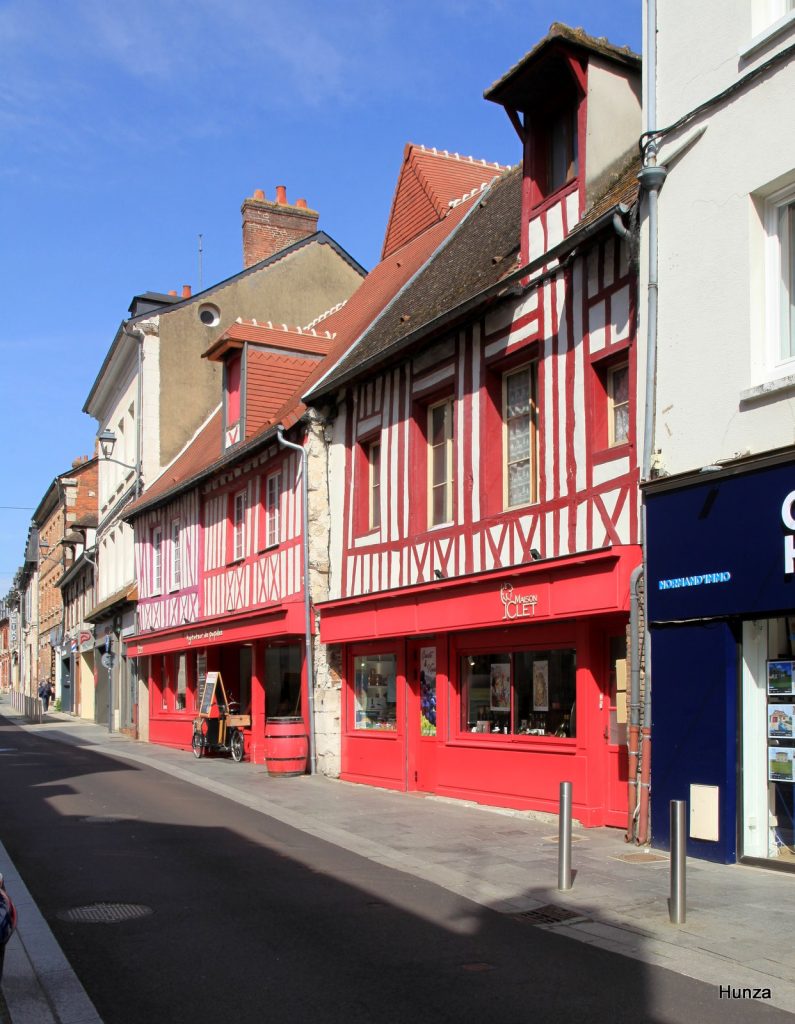 Maison à pans de bois rue Pierre-Mendès-France à Louviers, typique de l’architecture normande