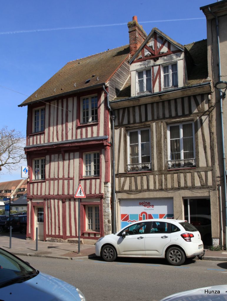 Façade de la Maison du Roy, siège de l’Office de Tourisme à Louviers dans l’Eure