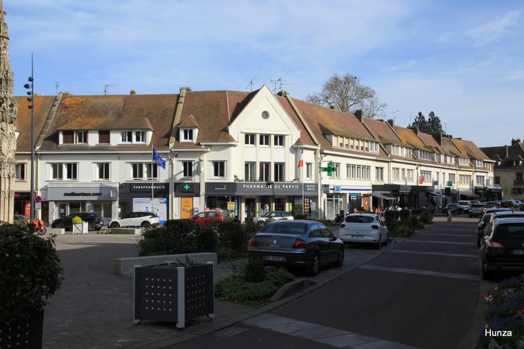 Parvis de la place Notre-Dame à Louviers avec les bâtiments reconstruits après la Seconde Guerre mondiale