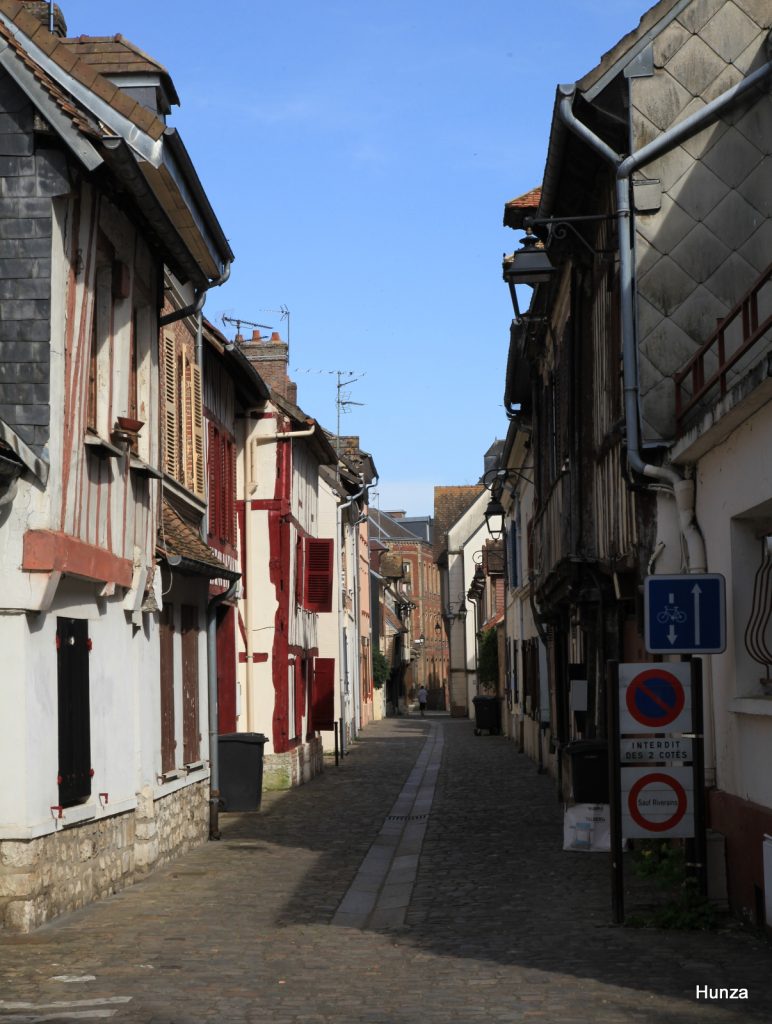 Vue de la Rue des Grands Carreaux à Louviers, avec ses bâtiments typiques et son atmosphère paisible
