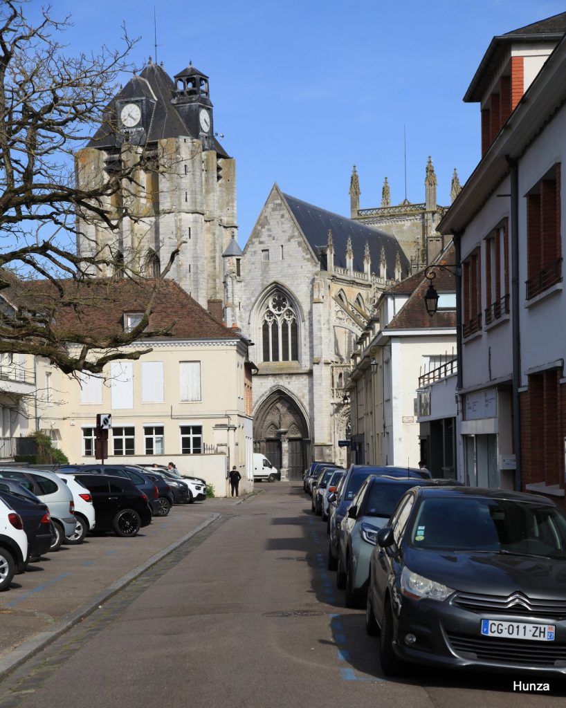 La rue du Tatin à Louviers avec l'église Notre-Dame en arrière-plan