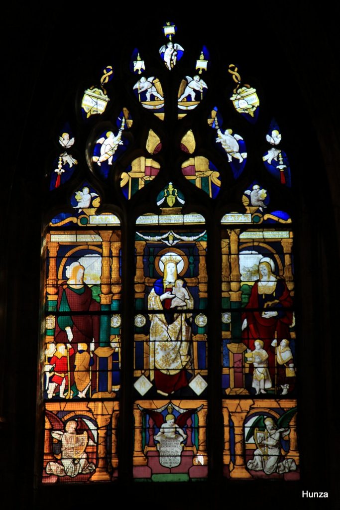 La verrière des Trois Marie ou de la Parenté de la Vierge dans l’église Notre-Dame de Louviers, un chef-d’œuvre du vitrail gothique