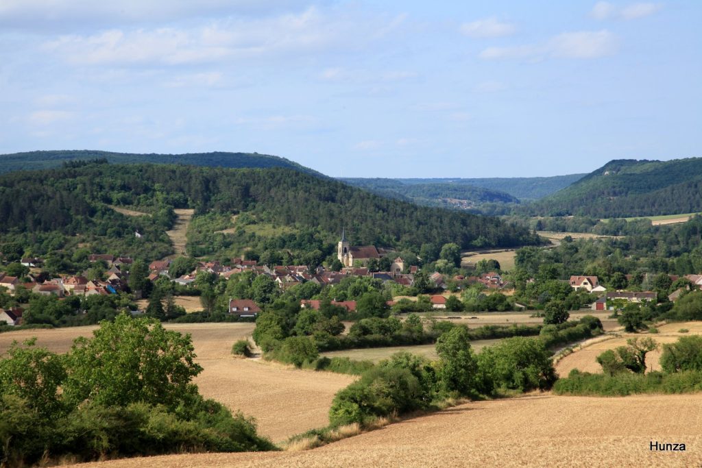 Vue sur le village d’Asquins depuis la chapelle de la Cordelle à Vézelay en Bourgogne