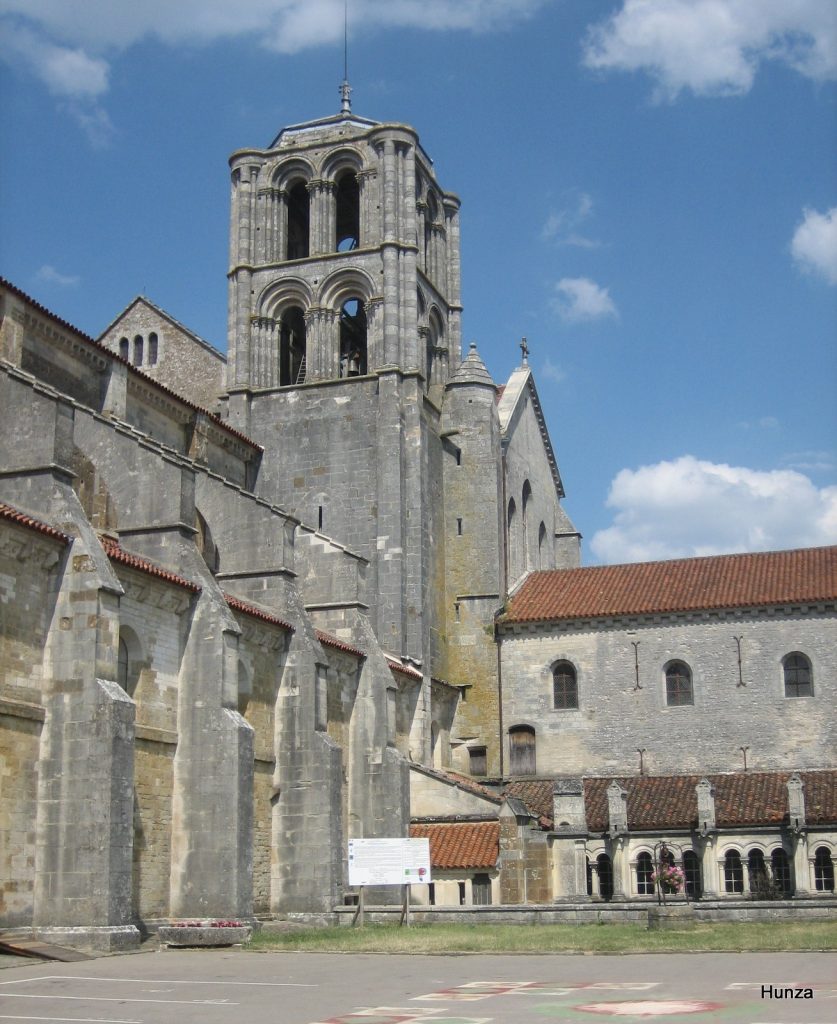 Tour Saint-Antoine de la basilique Sainte-Marie-Madeleine à Vézelay, vue extérieure