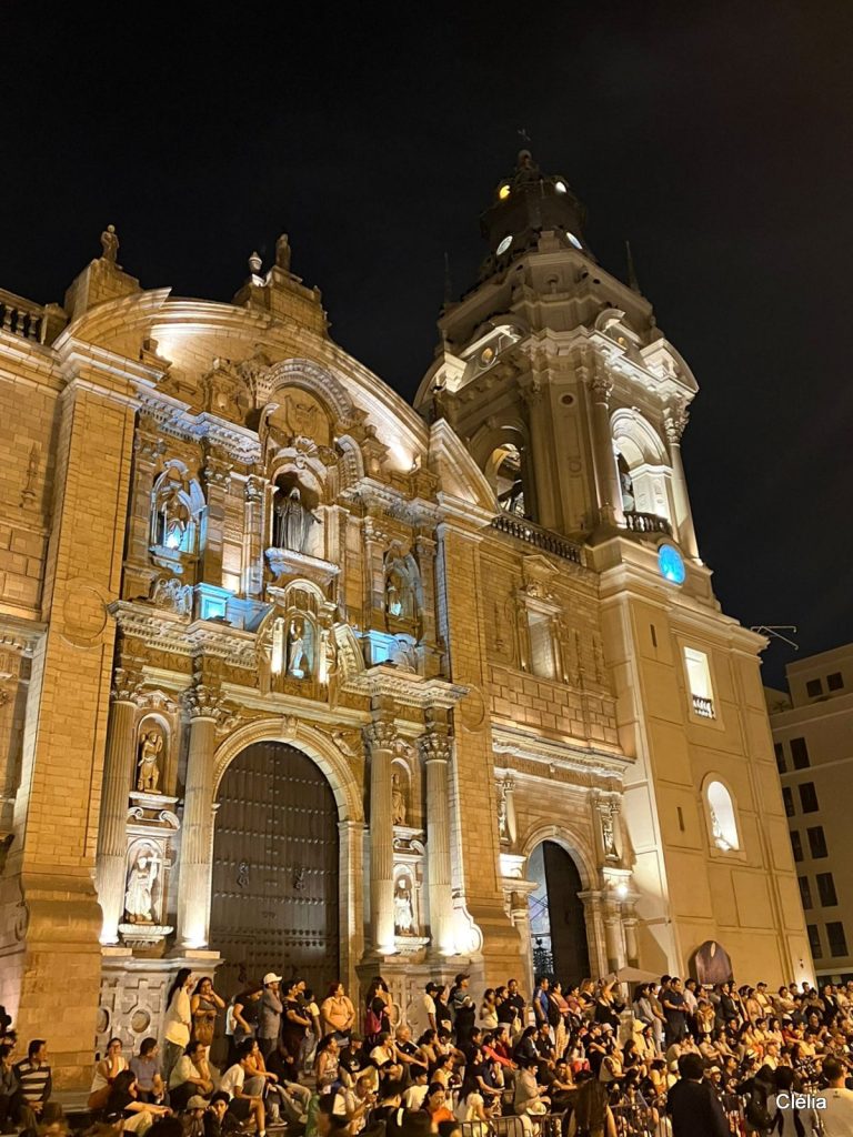 Façade de la cathédrale de Lima sur la Plaza Mayor, un site emblématique à découvrir quand on se demande que voir à Lima