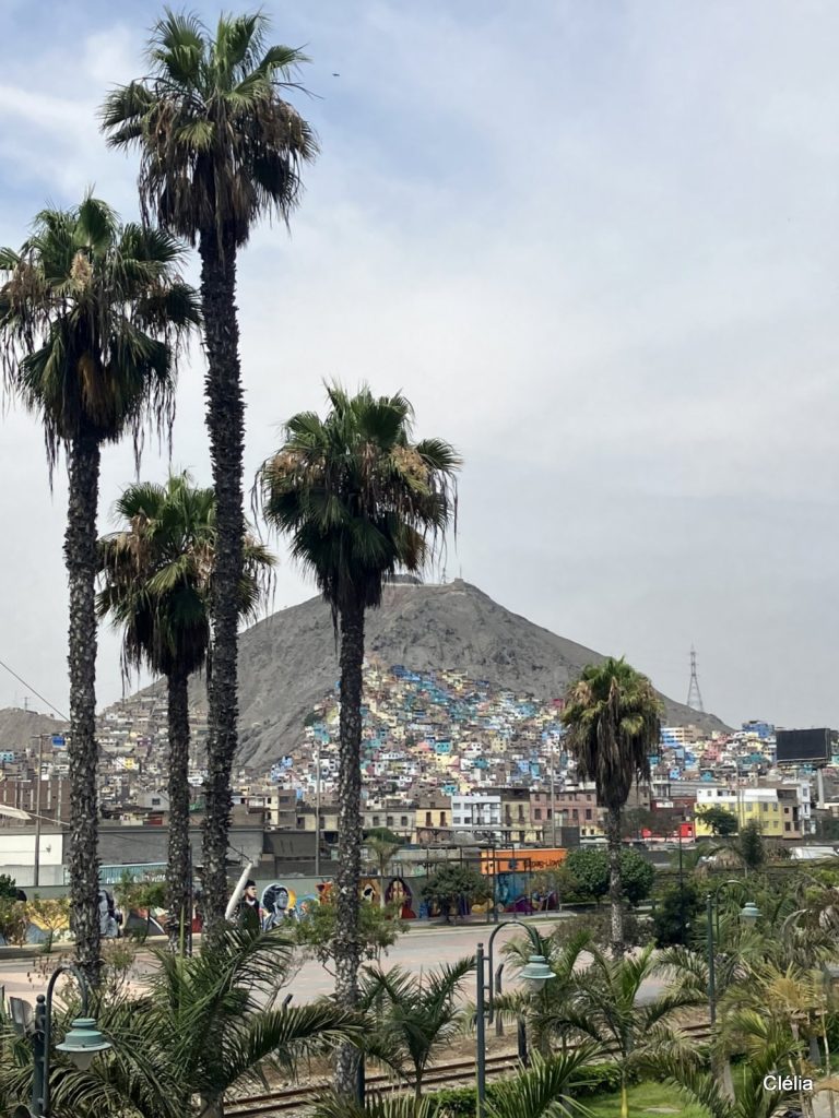Vue sur le Cerro San Cristóbal depuis le parc de la Muralla à Lima, un site incontournable à visiter.