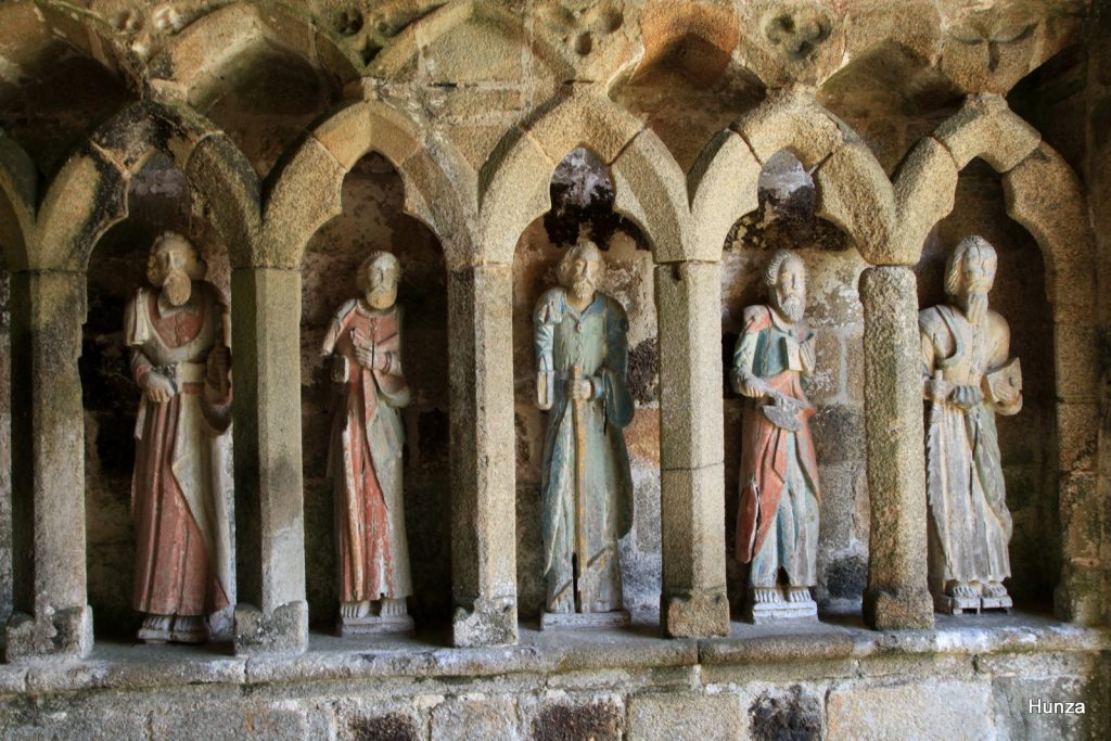 Statues des apôtres sous le porche de la chapelle de Kermaria an Iskuit, hors GR34