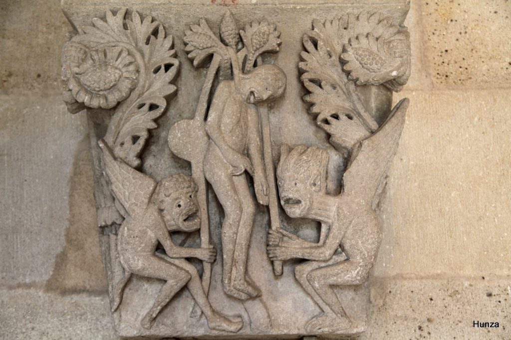 Chapiteau roman montrant la pendaison de Judas à Autun