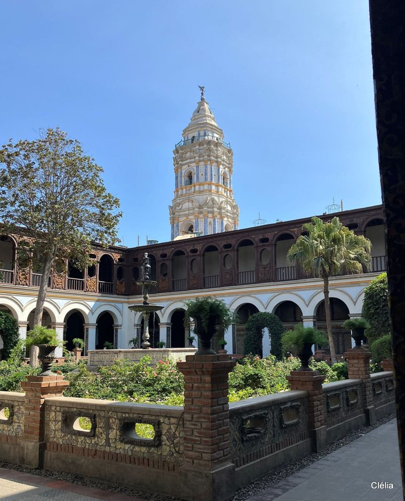 Le cloître du couvent San Domingo à Lima, orné d'azulejos et de colonnades, un site incontournable à voir à Lima