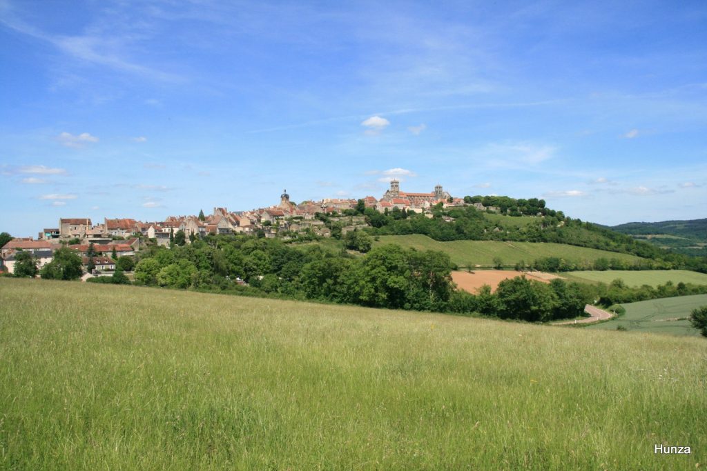 Vue de la colline de Vézelay avec la basilique Sainte-Marie-Madeleine au sommet