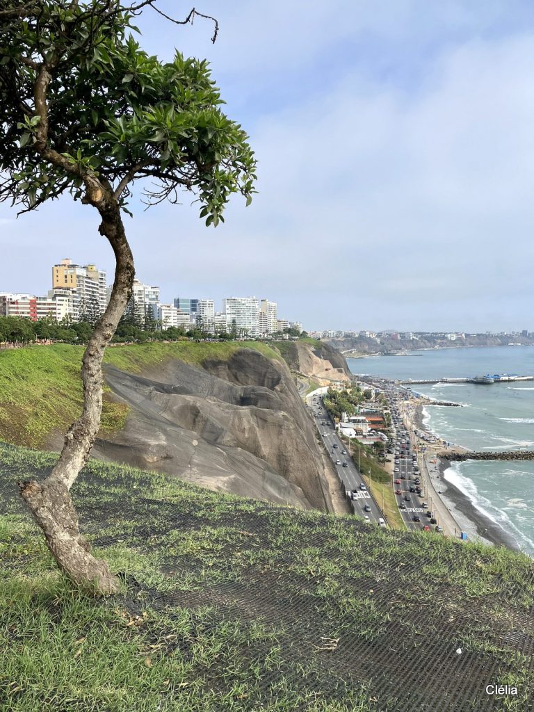 Vue panoramique de la Costa Verde à Lima, Pérou — un incontournable à découvrir lors d'une visite de la capitale péruvienne.