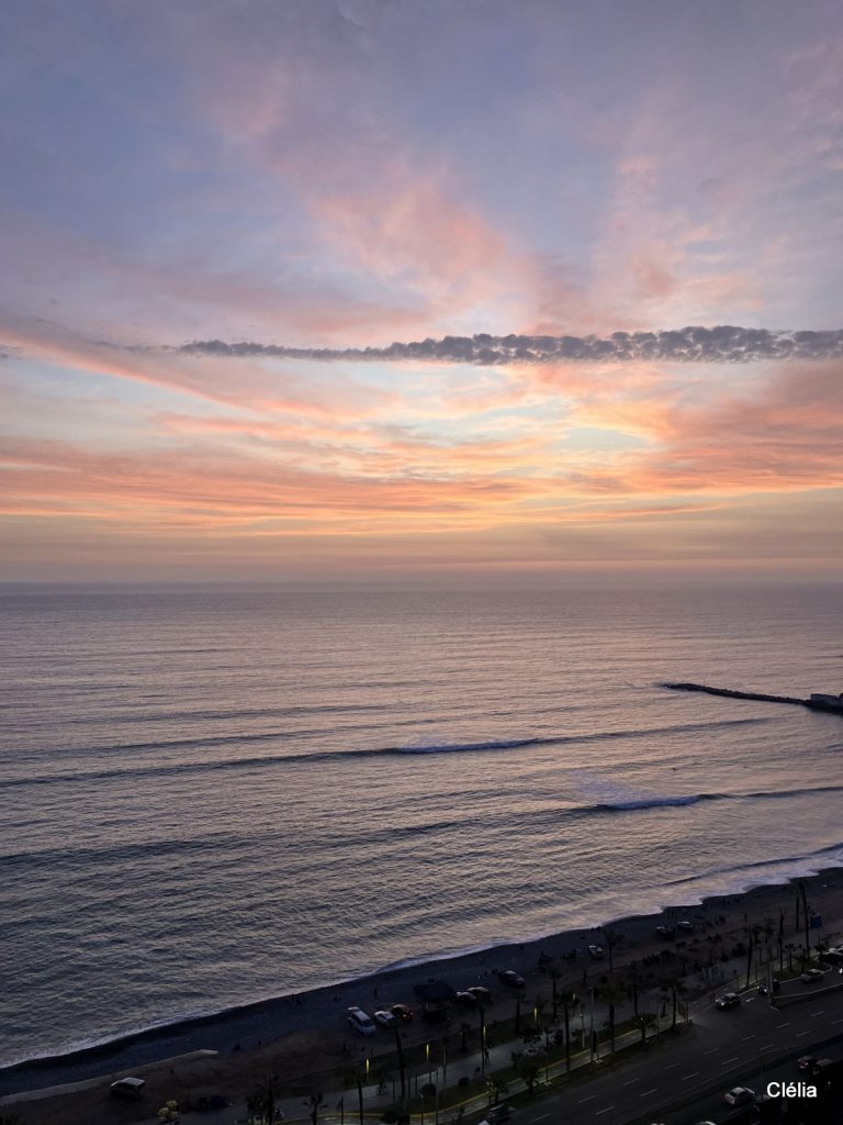 Coucher de soleil depuis la falaise de Miraflores avec vue sur l’océan Pacifique, un incontournable à voir à Lima