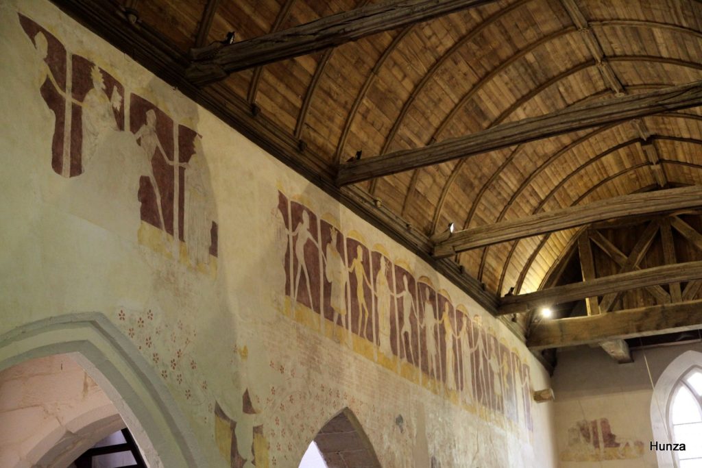 Vue d'une partie de la danse macabre qui se trouve à l'intérieur de la chapelle de Kermaria an Iskuit qui est près de Lanloup