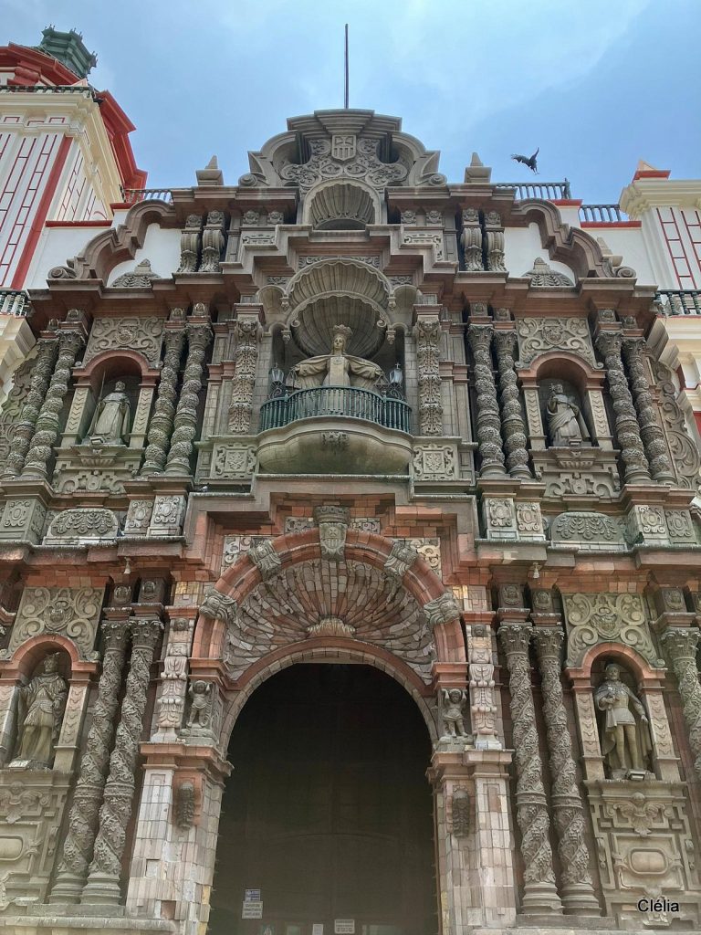 Façade baroque de l’église de La Merced dans le centre historique de Lima – un incontournable à voir à Lima.