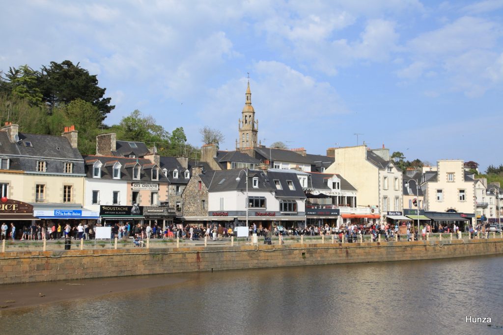 Clocher de l'église Notre-Dame de Bon Voyage jaillit au dessus des maisons de Binic