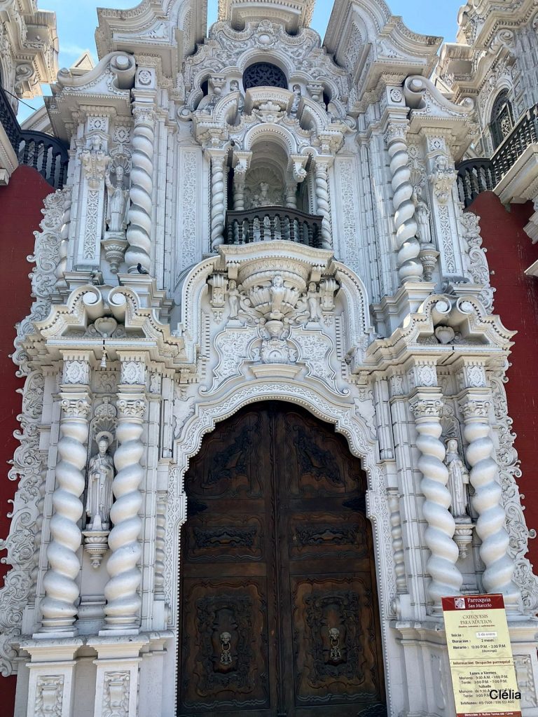 Façade baroque de l'Iglesia de San Marcelo à Lima, un site incontournable à découvrir dans le centre historique de la capitale péruvienne