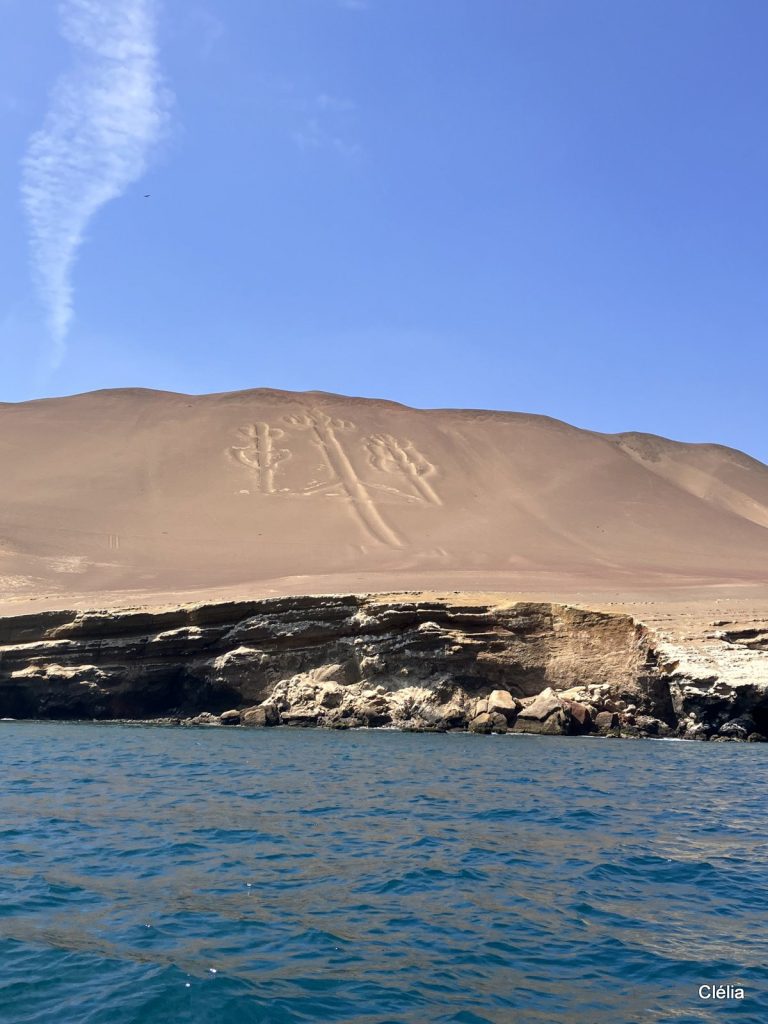 Geoglyphe du candelabre près de Paracas, incontournable à voir lors d'un voyage à Lima