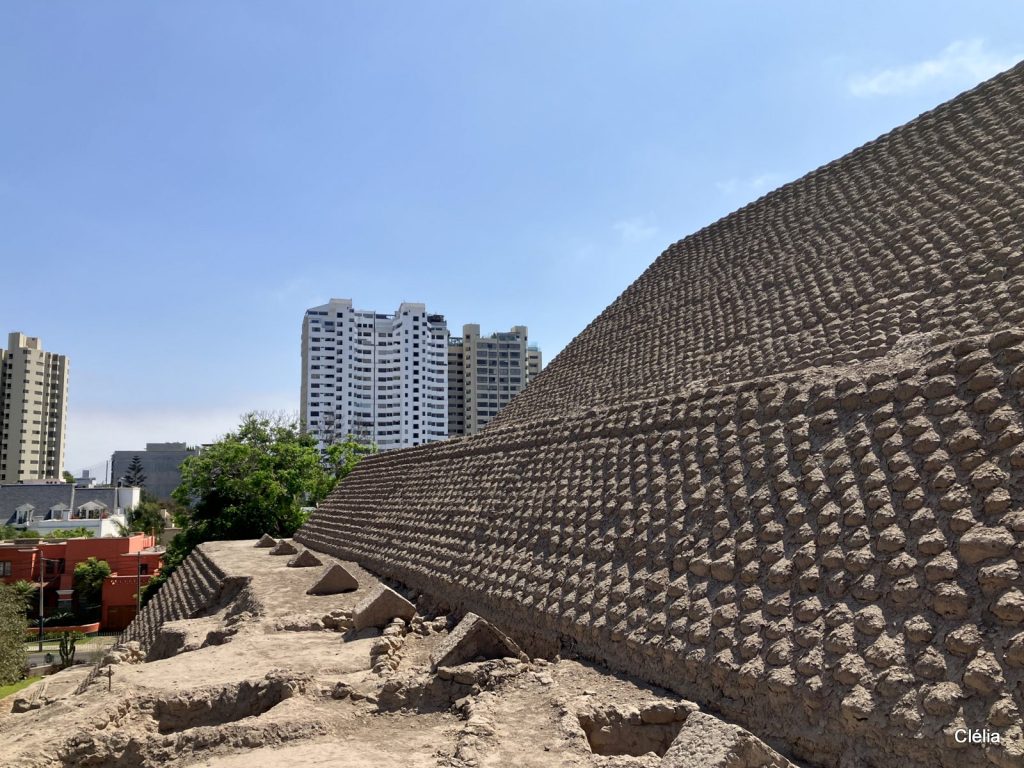 Vue de la Huaca Huallamarca à Lima, un site archéologique incontournable à visiter dans la capitale péruvienne.