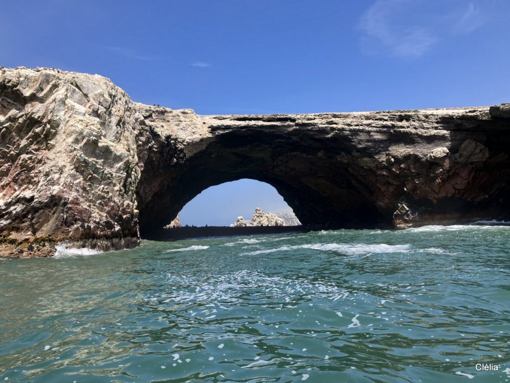 Paysage des Islas Ballestas à Paracas, une excursion incontournable lors d'un voyage au Pérou