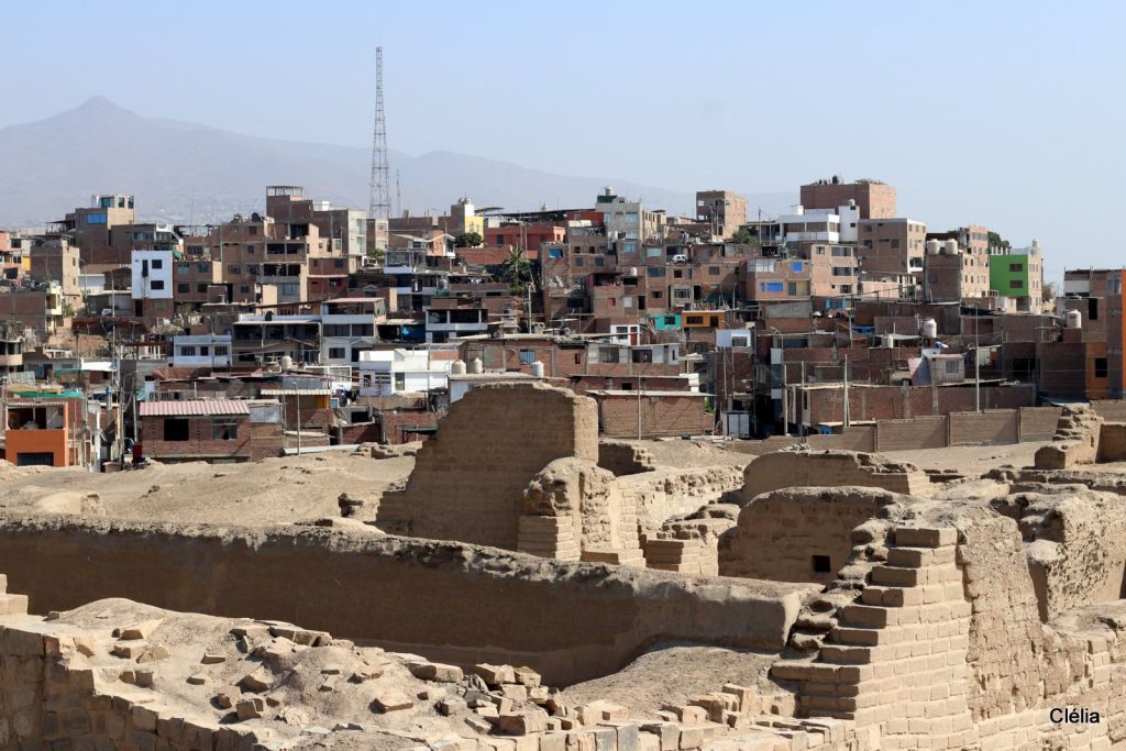 Maisons colorées entourant le site archéologique de Pachacamac, près de Lima – à voir absolument lors d’une visite au Pérou.