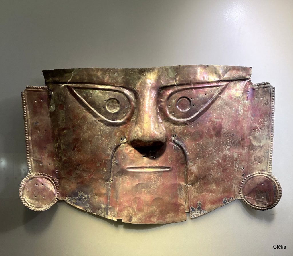 Masque en or de la période précolombienne exposé au musée central de Lima – que voir à Lima