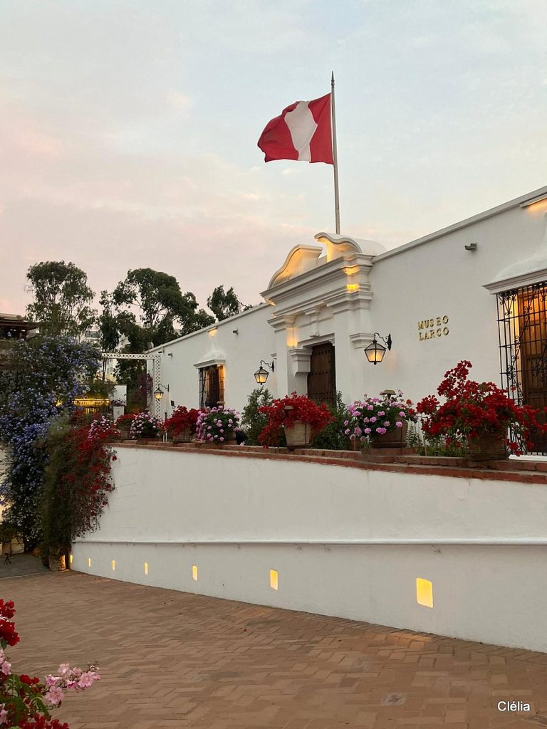 Entrée du musée Larco à Lima, site incontournable à visiter pour découvrir l’art précolombien.