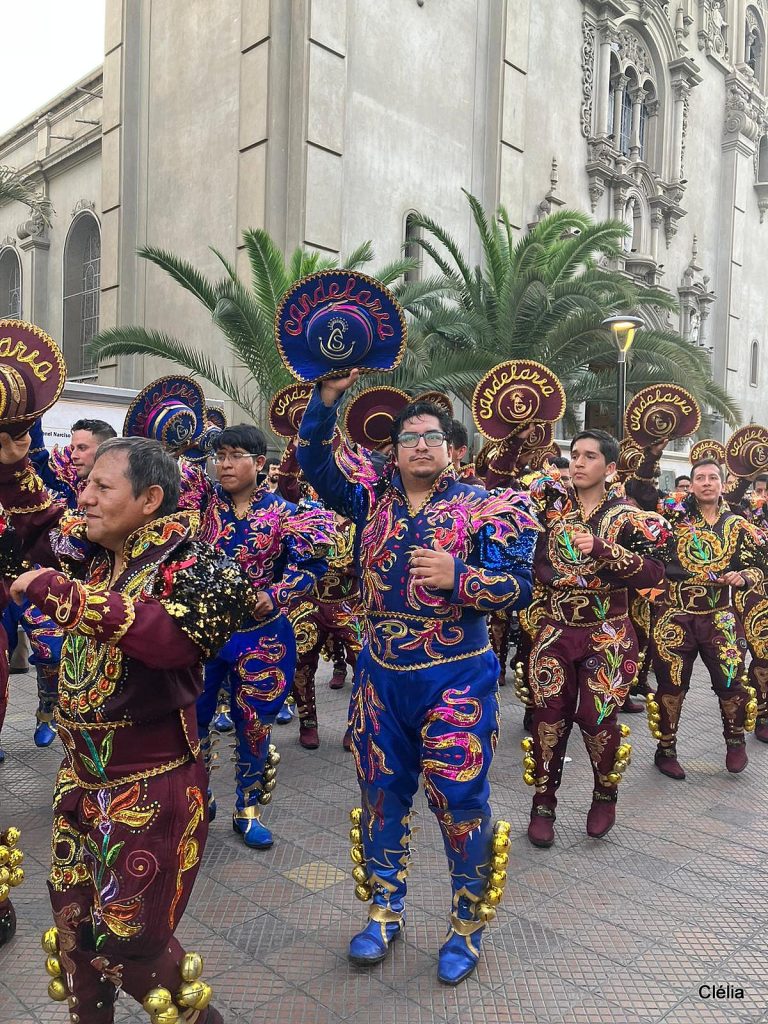 Musiciens de rue jouant dans le centre historique de Lima, Pérou.