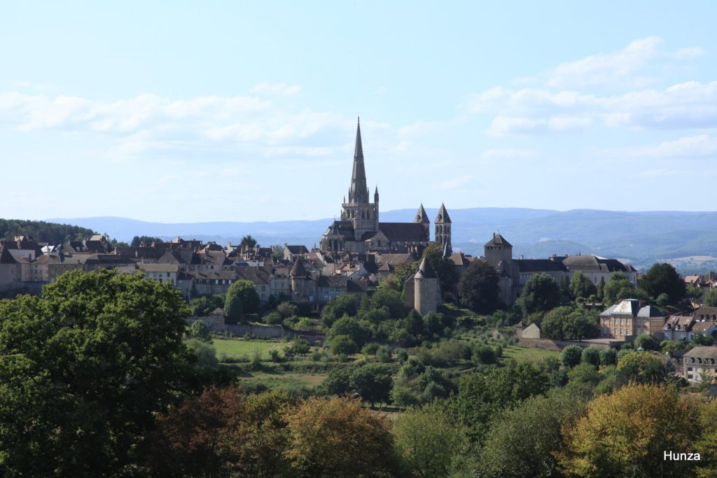 Panorama sur Autun depuis la Pierre de Couhard, incontournable à voir