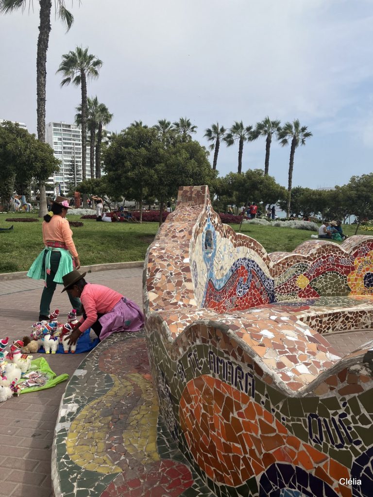 Vue du Parc de l'Amour à Lima avec ses mosaïques colorées et l'océan Pacifique en arrière-plan – Que voir à Lima