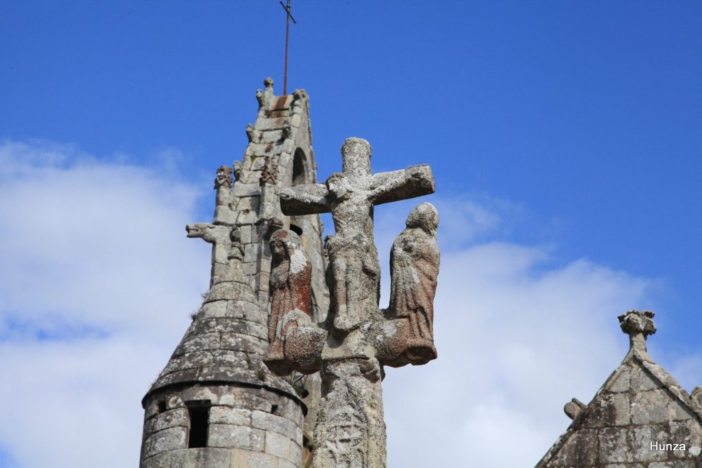 Calvaire de l'Église Saint-Loup à Lanloup, détail sculpté sur le GR34