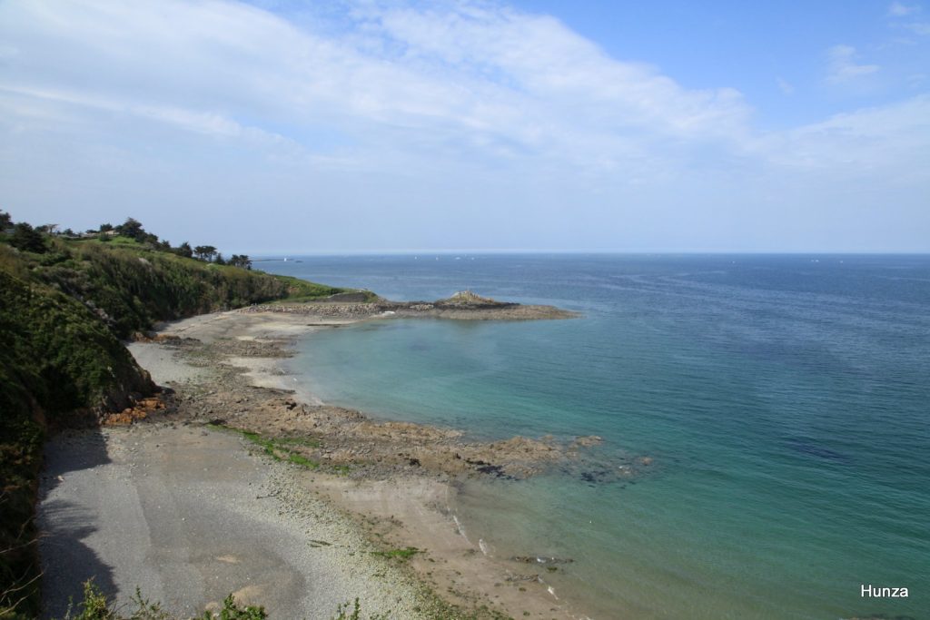 Vue côtière sur la plage du Vau Chaperon et la Pointe de Trouquetet, randonnée GR34 Binic Paimpol
