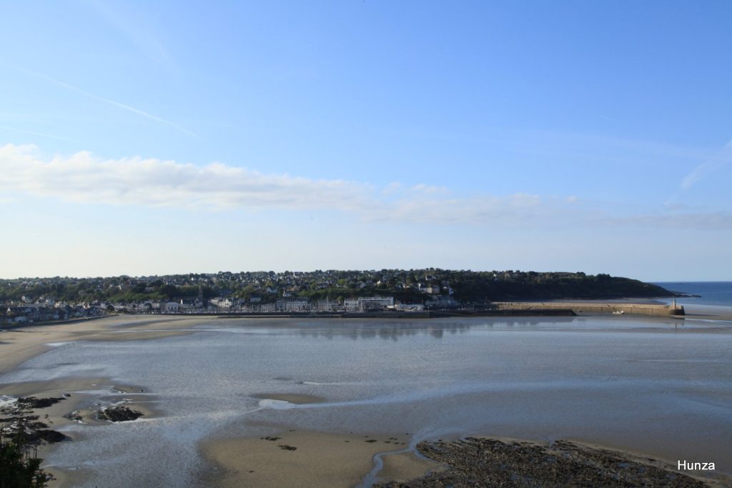 Vue panoramique sur la plage de la Banche à Binic, lieu de départ du sentier des douaniers GR34