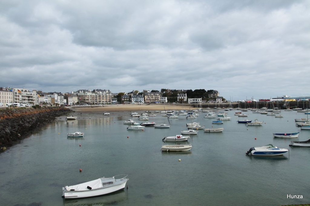 Port d'échouage de Saint-Quay Portrieux et plage en arrière-plan sur le GR34