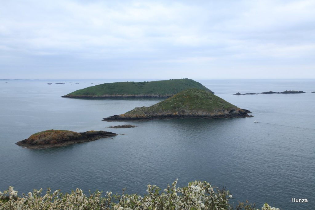 Panorama depuis la Pointe de Bilfot sur le Petit et Grand Mez de Goëlo