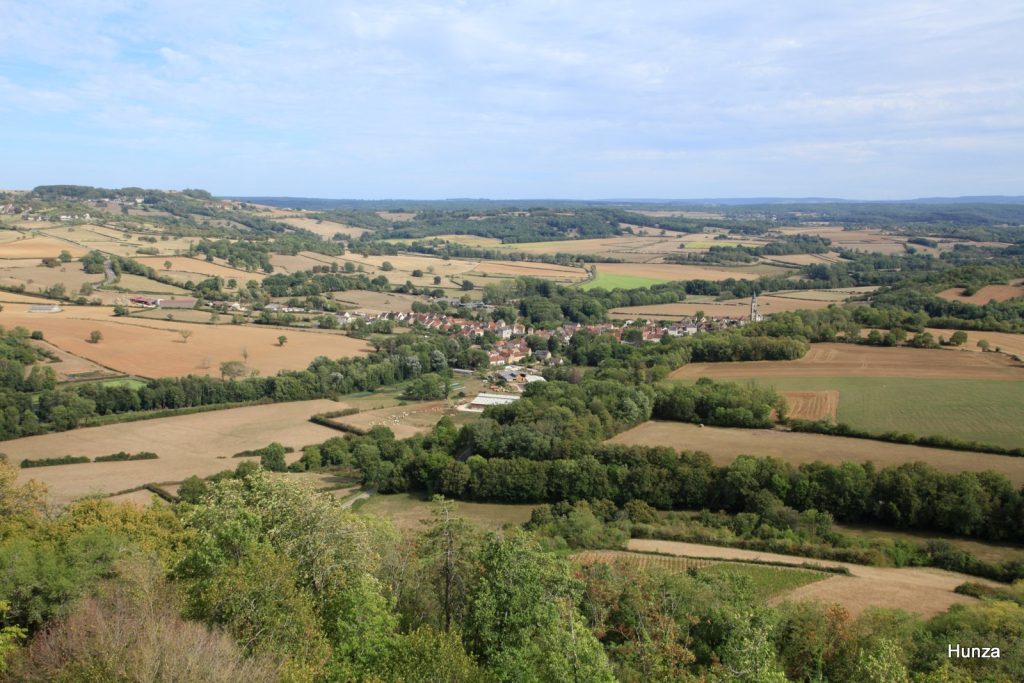 Vue du village de Saint-Père sous Vézelay, en contrebas de la colline éternelle