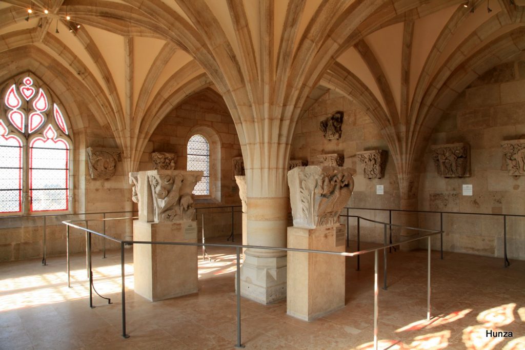 Salle capitulaire avec chapiteaux romans exposés à Autun