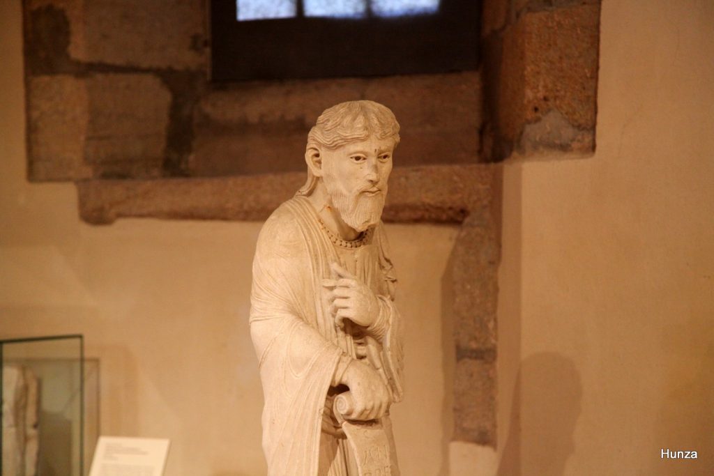 Statue de Saint-André en calcaire blanc, vestige du tombeau de Lazare au musée Rolin à Autun