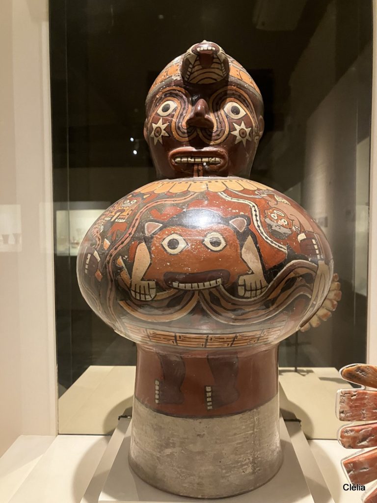 Tambour de la culture Nazca exposé au musée Larco à Lima, richement décoré de motifs géométriques et figures mythologiques