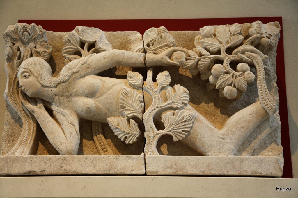 Sculpture de la Tentation d’Ève par Gislebertus, musée Rolin