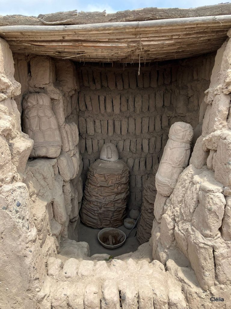 Reconstitution détaillée d’une tombe wari à Huacapucclana, site archéologique précolombien situé à Lima, Pérou.