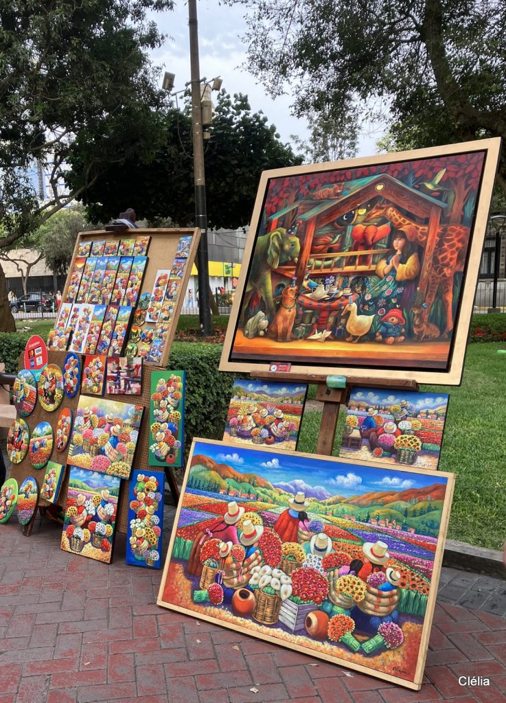 Vendeur de tableaux colorés au parc Kennedy à Lima, une scène typique à ne pas manquer lors d'une visite.

