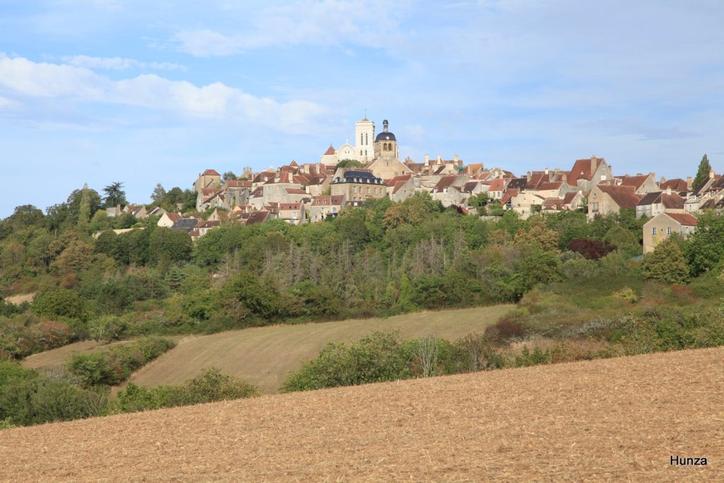 Vue panoramique du village de Vézelay perché sur sa colline en Bourgogne