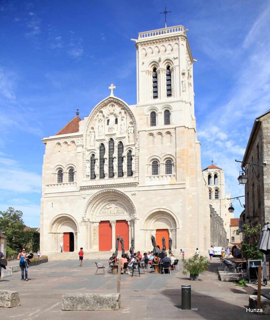 Façade romane de la basilique Sainte-Marie Madeleine à Vézelay en Bourgogne