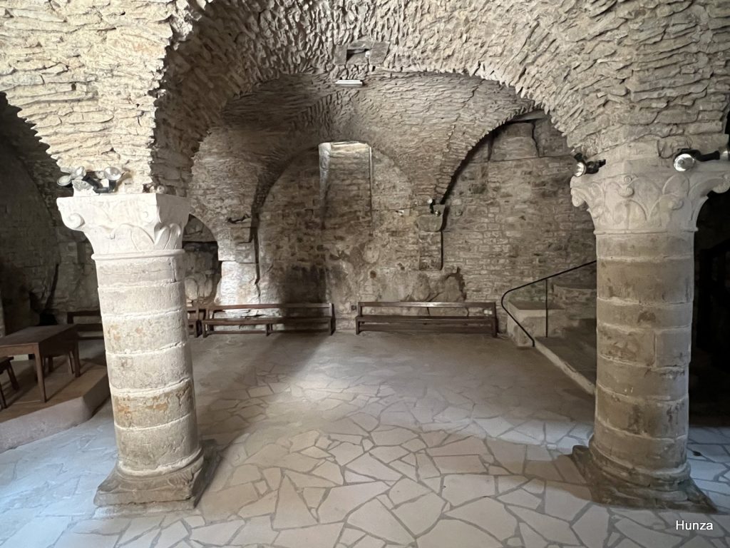Cave romane voûtée du centre Sainte-Madeleine à Vézelay, centre d'accueil des pèlerins de Saint-Jacques