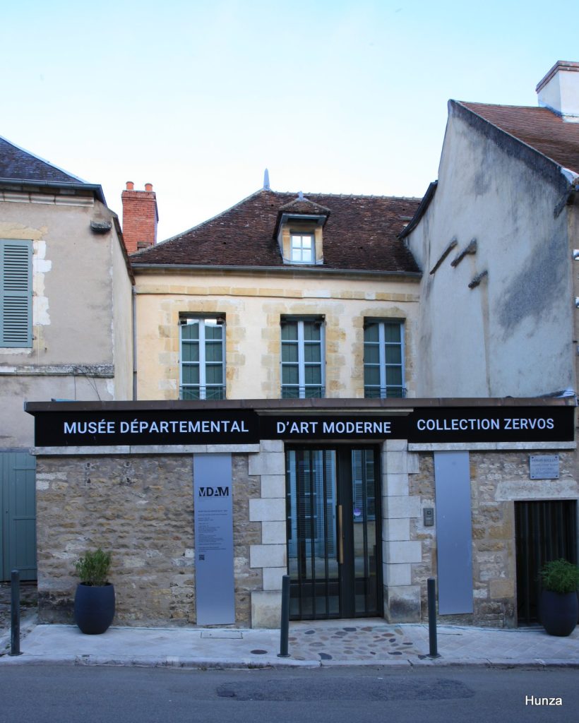 Musée Zervos à Vézelay présentant des œuvres d’art moderne dans l’ancienne maison Romain Rolland